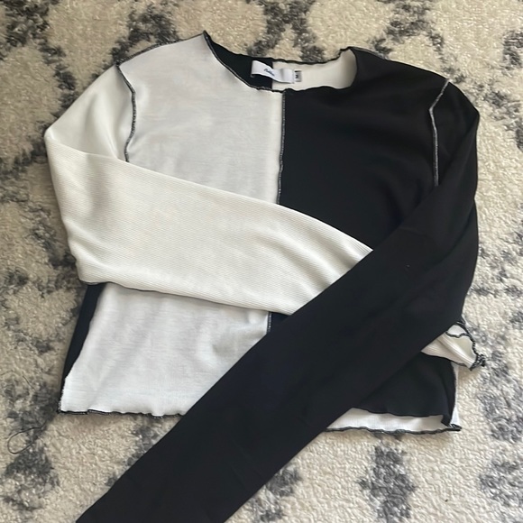 Adika Tops - NWOT Adika Long Sleeve Black and White Crop Top with Ruffle Hem Women’s Medium